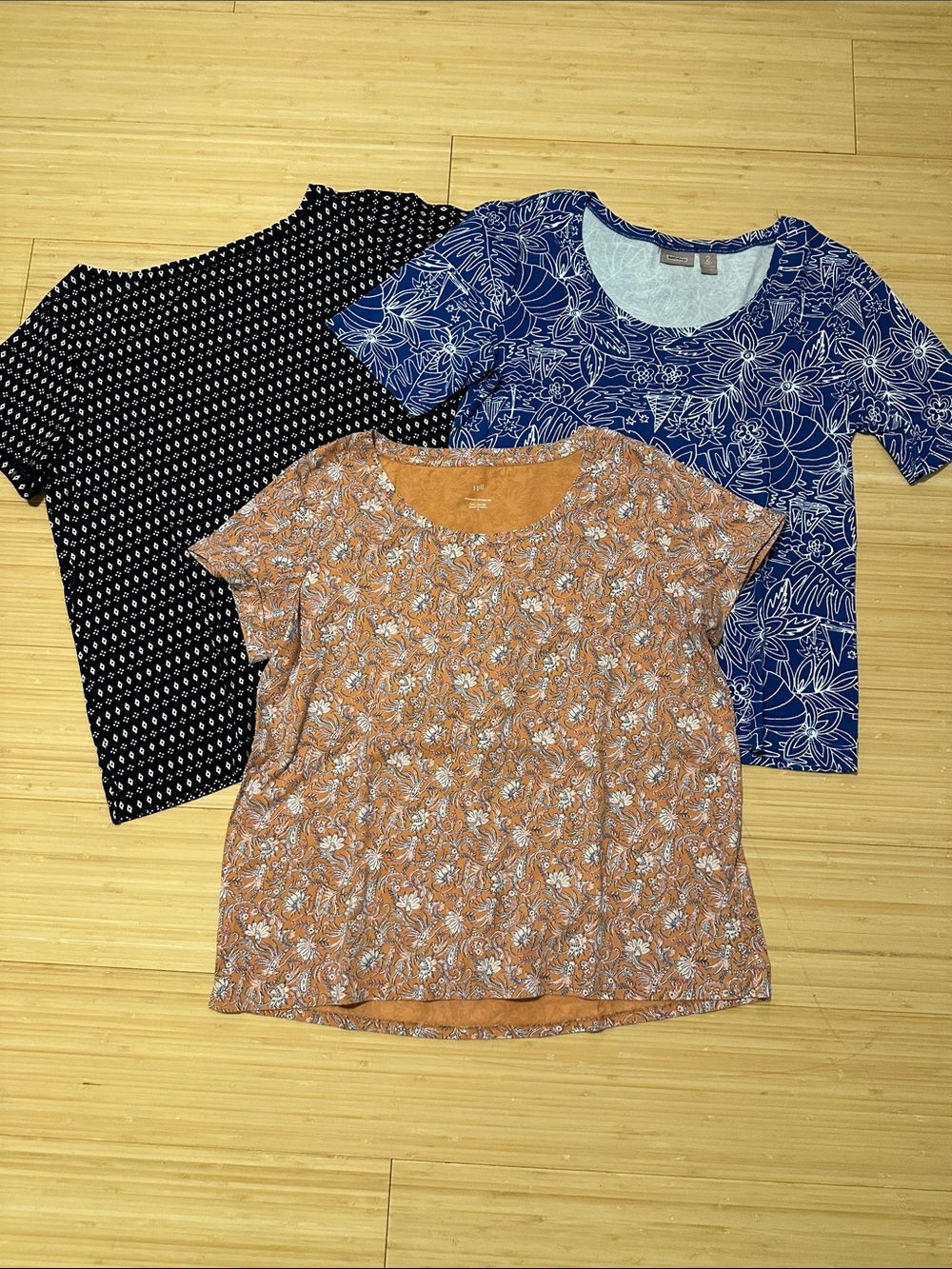 Bundle mixed brand women’s short sleeve tees